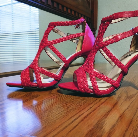 Red braided heels. Petite size. - Picture 4 of 6